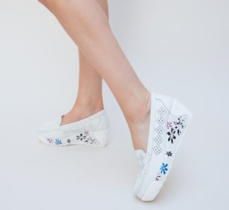 Pantofi slip-on albi din piele naturala cu platforma si imprimeu floral de primavara Pepe