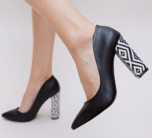 Pantofi de dama Grabo Negri eleganti cu talpa drepta varf ascutit si toc gros texturat