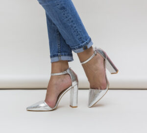 Pantofi trendy sclipitori de dama Omid Argintii ieftini cu toc gros si decupaje laterale